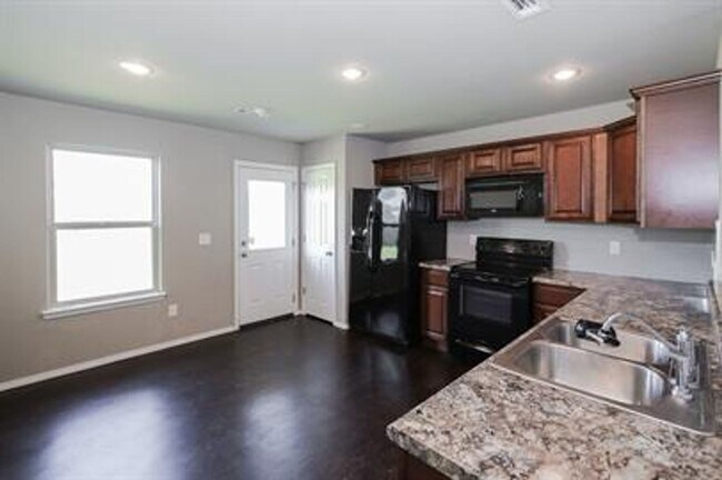 Foto del edificio - Fantastic House Located in East Fayetteville!