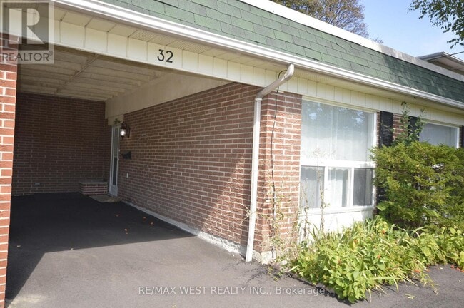 Building Photo - 32 Axsmith Crescent
