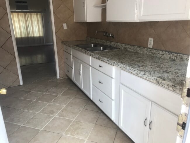 Kitchen - 1390 N Los Robles Ave