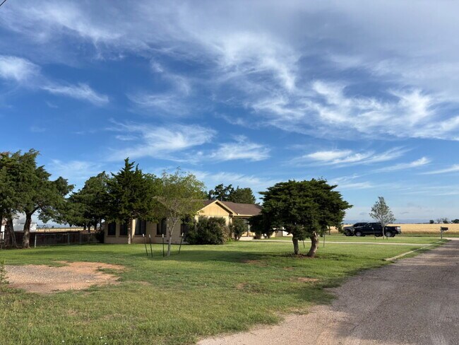 Building Photo - Lovely Country Home in the Idalou School D...
