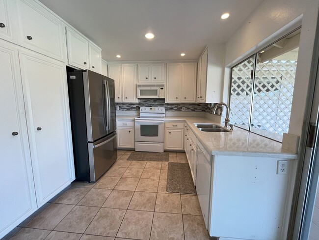 Building Photo - Beautiful 2 Bed 2 Bath 55+ Oaks North Cul-...