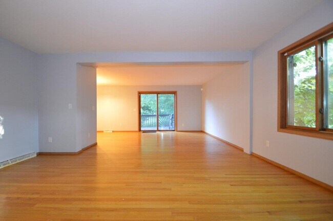 Foto del edificio - 23239 W Hillcrest Dr