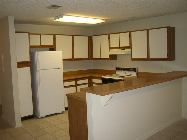 Kitchen - 1130 Huron River N Dr