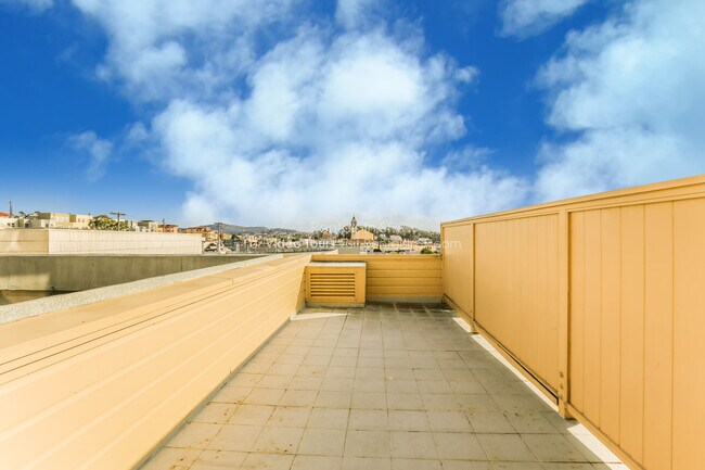 Building Photo - 725 Taraval St
