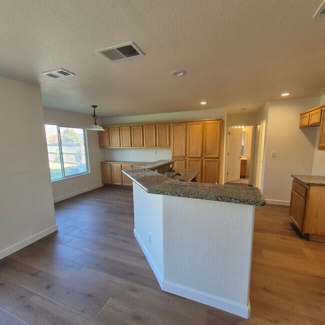 Foto del edificio - Spacious 4 bedroom Natomas home with Loft