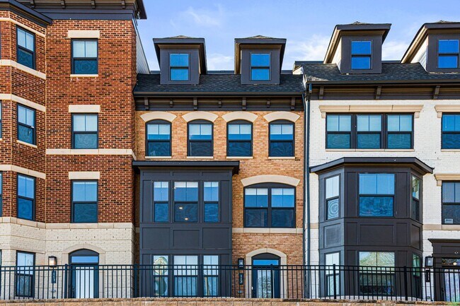 Foto del edificio - Your new home awaits you! Luxury Townhouse...