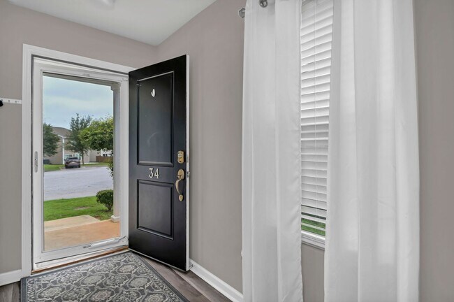 Foto del edificio - Spacious 3 Bedroom Home with Private Fence...