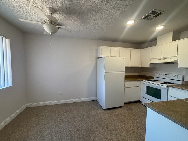 Foto del edificio - ½ OFF First Month's Rent! Updated 2 Bed | 1 Bath Apartment with In-Unit Washer & Dryer