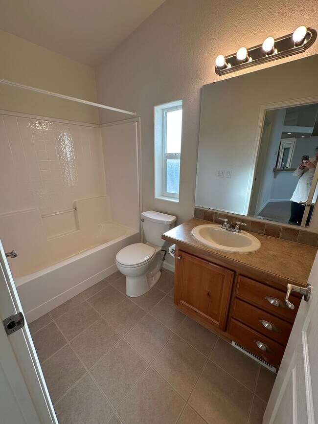 Foto del edificio - 3 bedrooms, 2 baths, manufactured home on ...