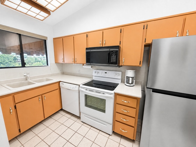 Building Photo - 4925 Summit Cir