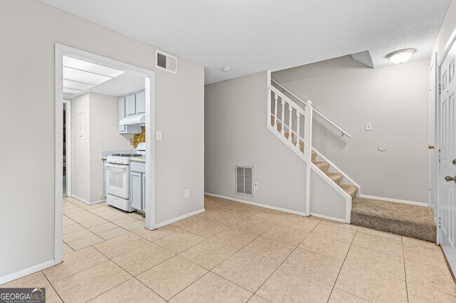 Foto del edificio - 6349 Holcomb Way