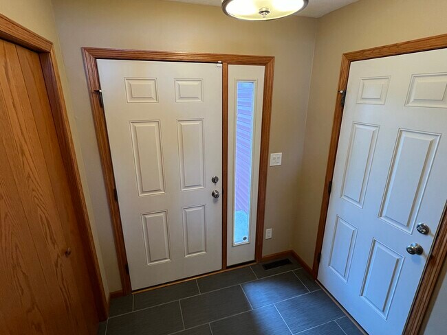 Building Photo - 5315 Castleview Dr NW