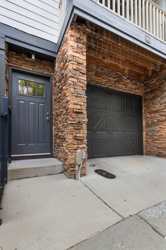 Building Photo - 215 Semel Dr