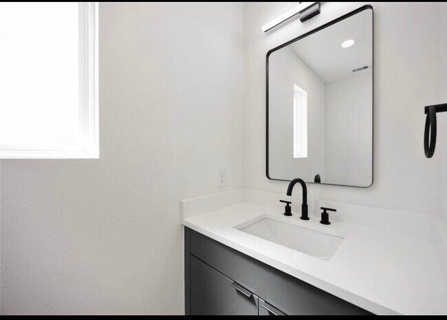 Foto del edificio - 3403 Yellowstone Blvd