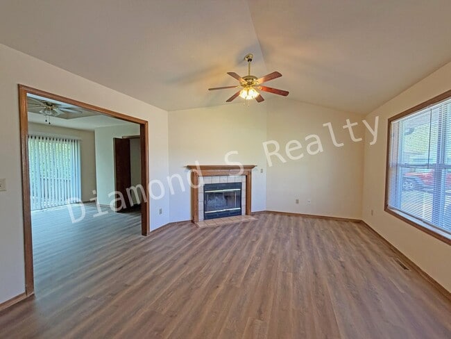 Foto del edificio - Cute and Clean 3-Bedroom Home Available in Southwest Spfd