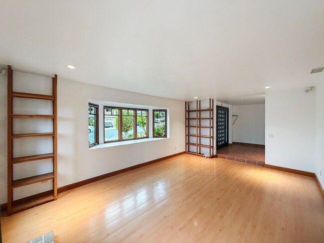 Building Photo - Gorgeous 4B/3BA Home in Carlsbad!
