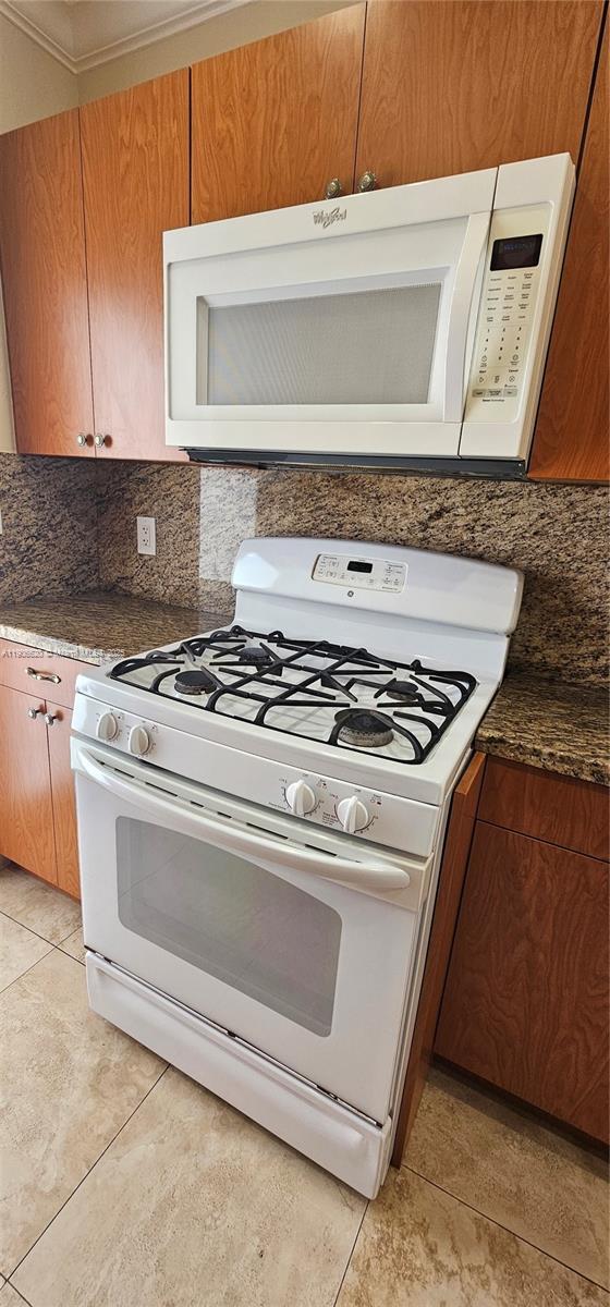 Foto del edificio - 8035 Byron Ave