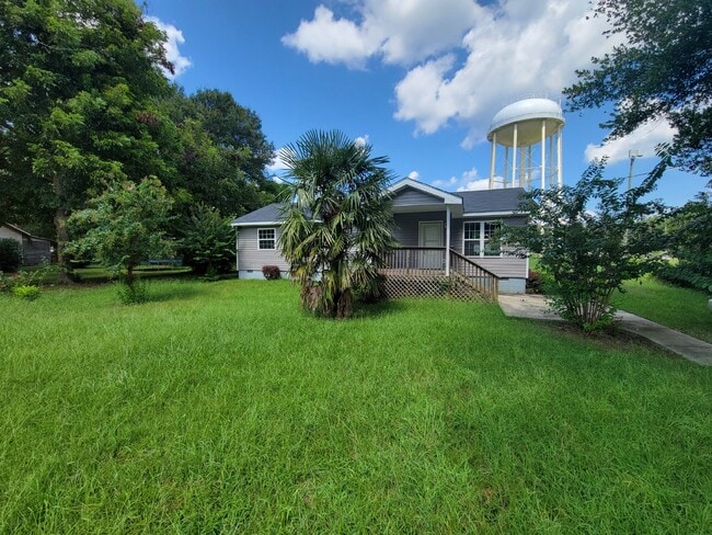 Building Photo - 4 BEDROOM WITH RENOVATIONS