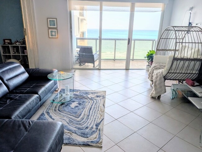 Building Photo - 6039 Collins Ave