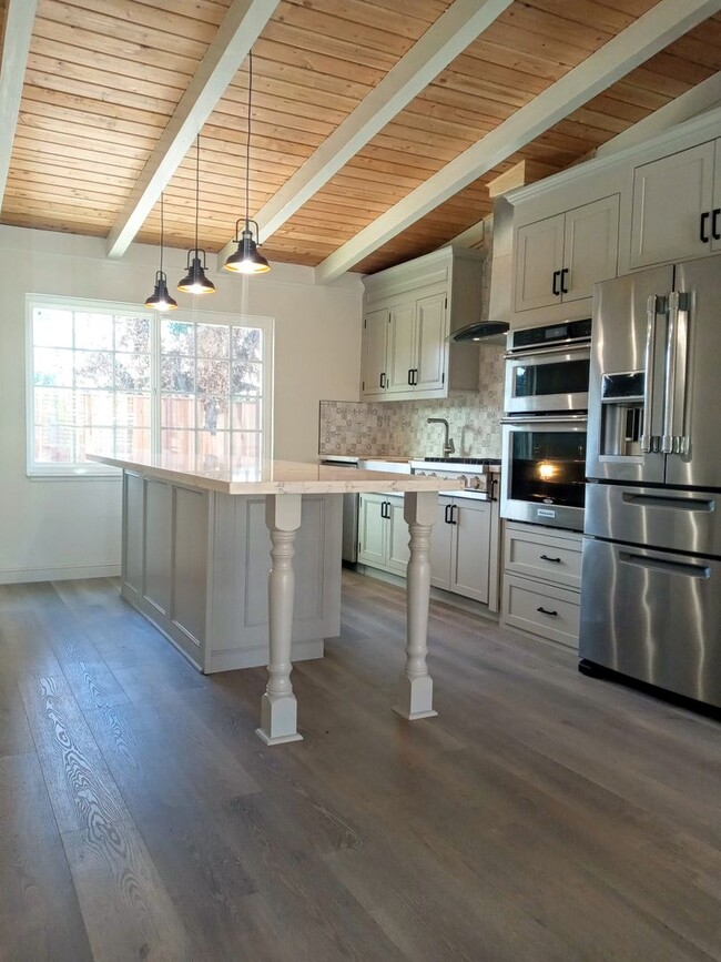 Building Photo - Beautifully Remodeled 2bd Single Story Hou...
