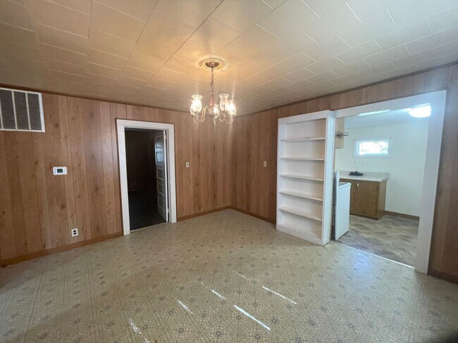 Foto del edificio - 2 bedroom 1 bath house available