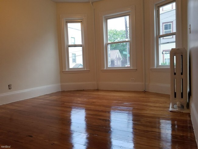 Building Photo - 3 br, 1 bath  - 27 Buttonwood St