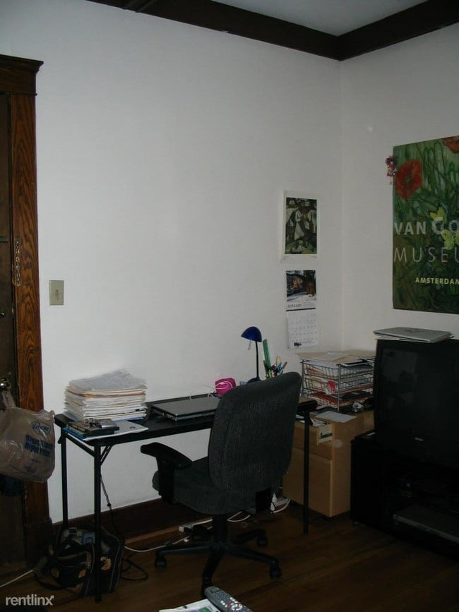 Building Photo - 102 E Kingsley St