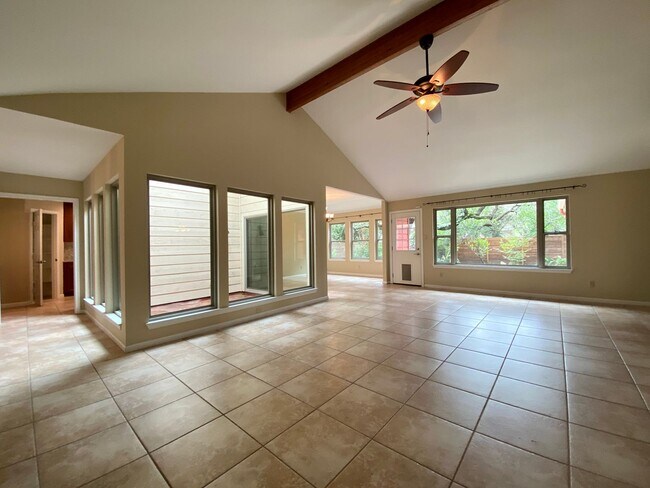 Foto del edificio - Captivating Modern Oasis: Atrium Retreat i...