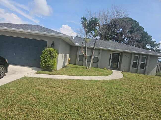 Building Photo - 301 SW Violet Ave