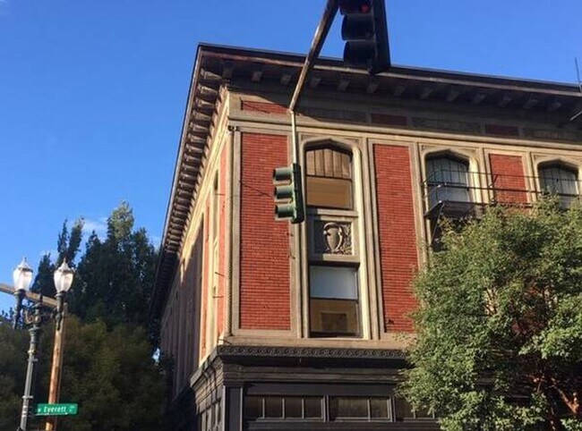 Foto del edificio - 318 NW Broadway