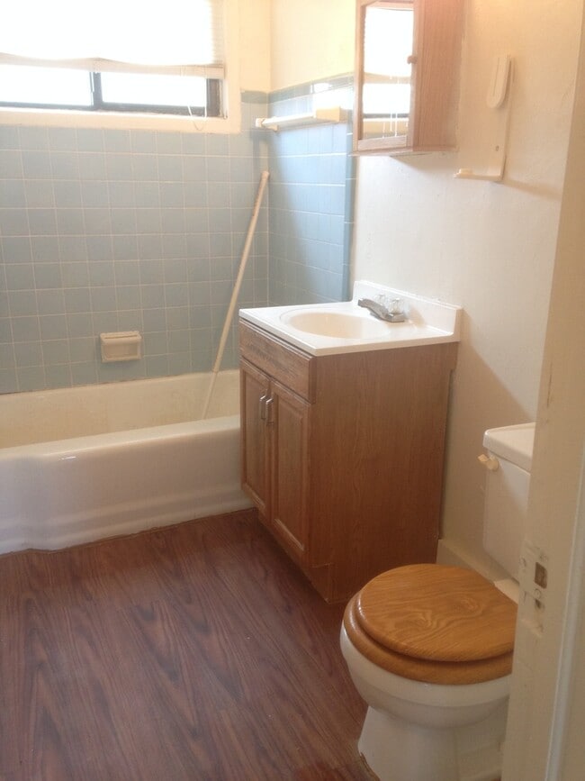 Foto del edificio - Large 3 bedroom w/ 2 living areas