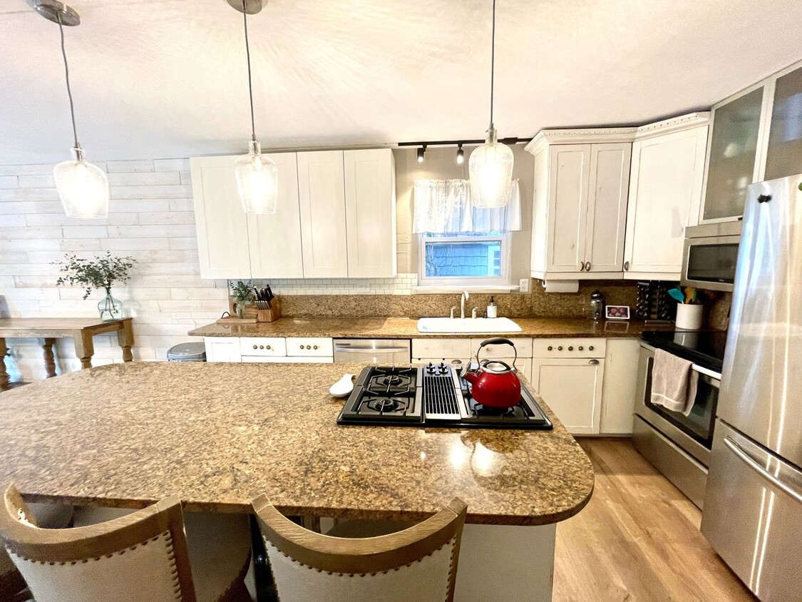 Foto principal - Spacious 6 bedroom home in Virginia Beach