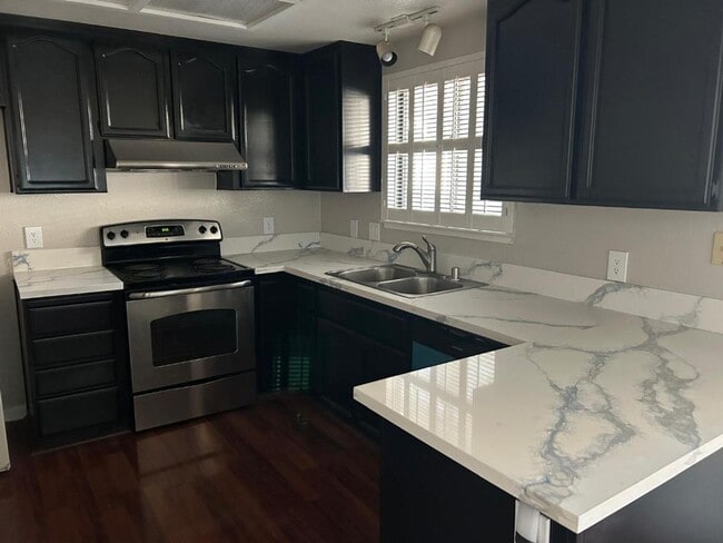 Building Photo - Adorable 3/2 Waiting For You!  Please reference full ad for viewings
