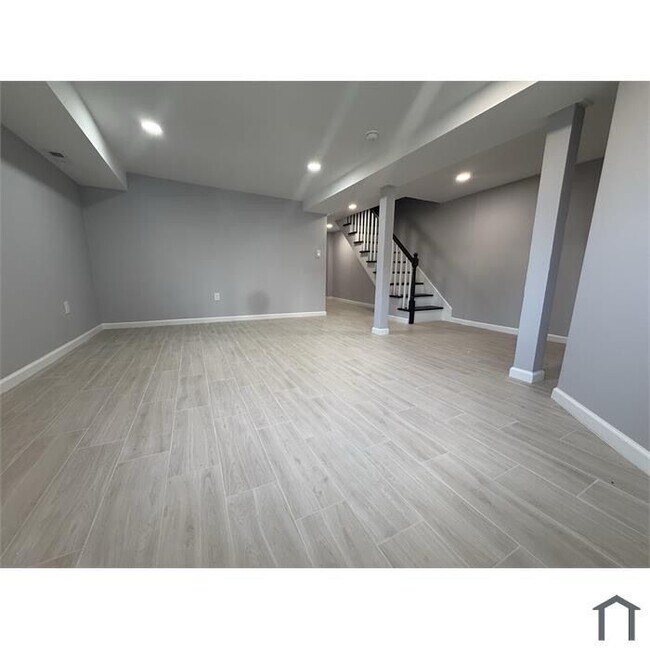 Building Photo - 1354 Girard St NW