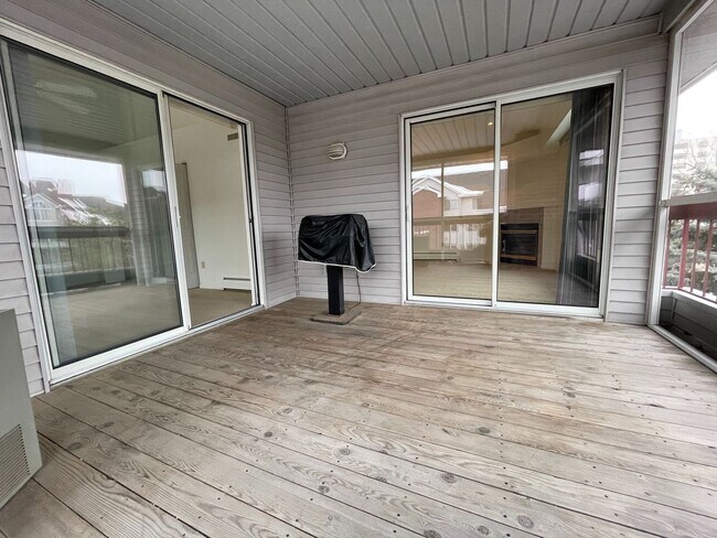 Foto del edificio - Edina Condo, Vaulted Ceilings, All New Carpet and Paint, In Unit Laundry, Garage Parking, One Mon...