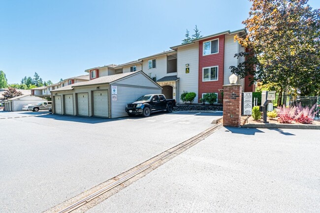 Building Photo - Spacious 2 Bedroom / 2 Bath with Gas Firep...