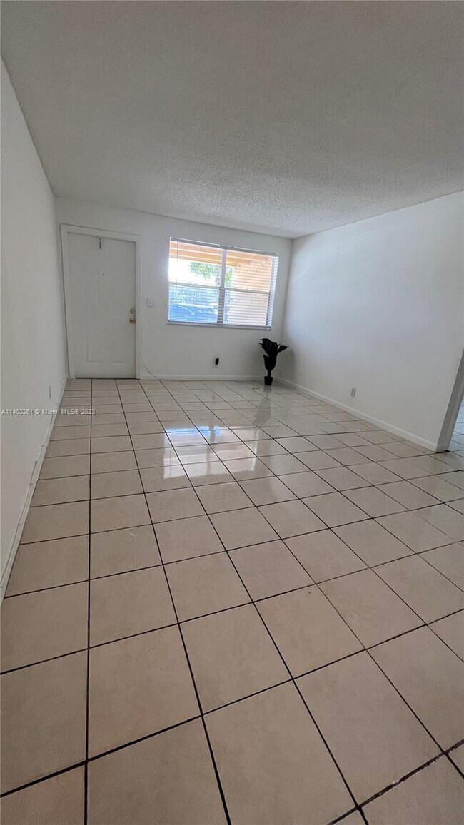 Building Photo - 850 E Commercial Blvd