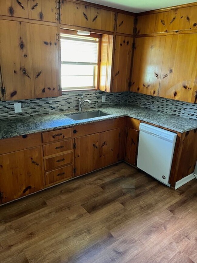 Building Photo - 1302 w 13th street 2 bed 1 bath - $900/mo.