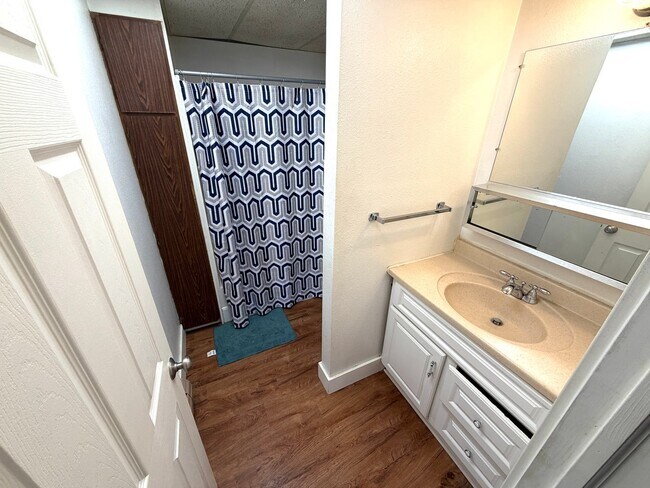 Foto del edificio - Pet Friendly 2 Bed 1 Bath Apartment on Westside of Town!