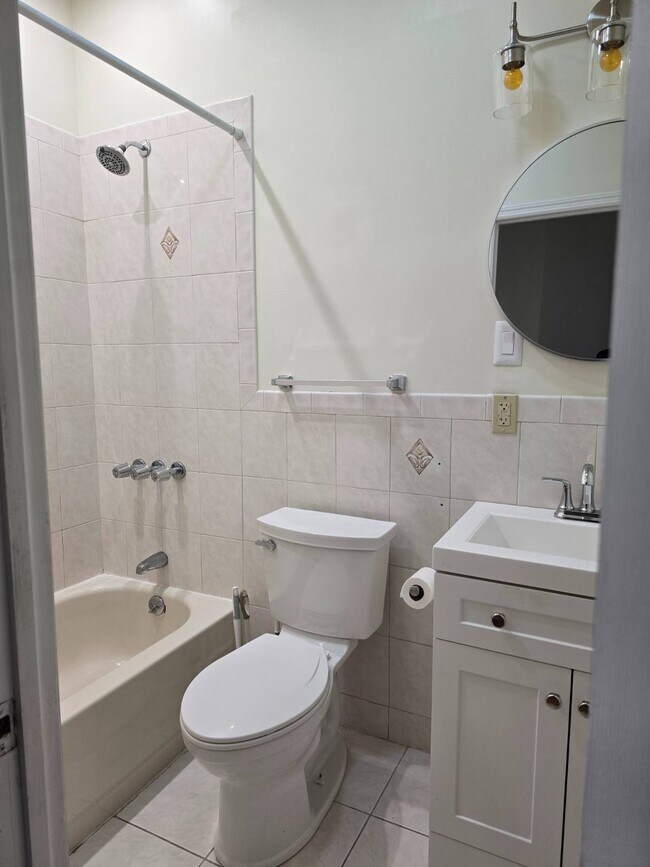 Foto del edificio - 121 Weirfield St