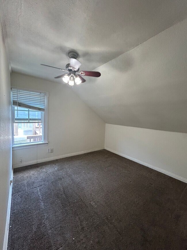 Foto del edificio - Upstairs one bedroom available now on Emerald between Cass and Bayard