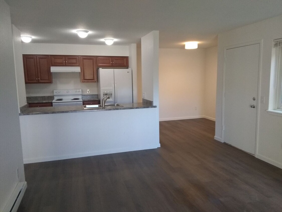 Primary Photo - 2 bed 2 bath w/carport, Great location off...