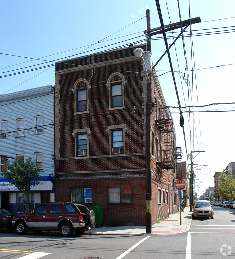 Building Photo - 6040 Hudson Ave