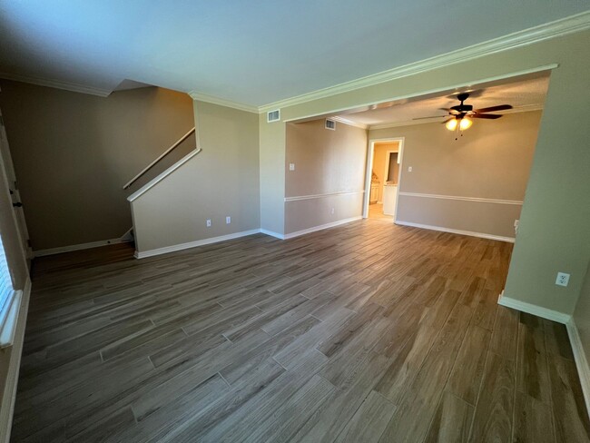 Building Photo - BEAUTIFUL TOWNHOME WITH COMMUNITY POOL AND...