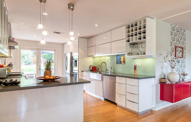 Foto del edificio - 727 W Hillcrest Blvd