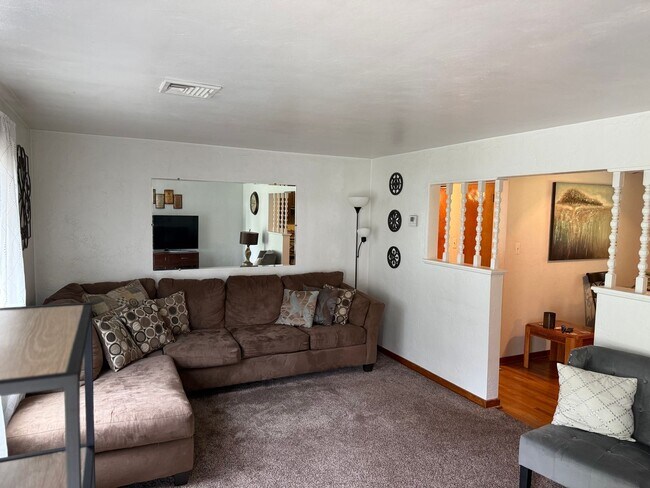 Building Photo - Move-In Ready 2BR Home on Quiet Residential Street in Baldwin/Whitehall!
