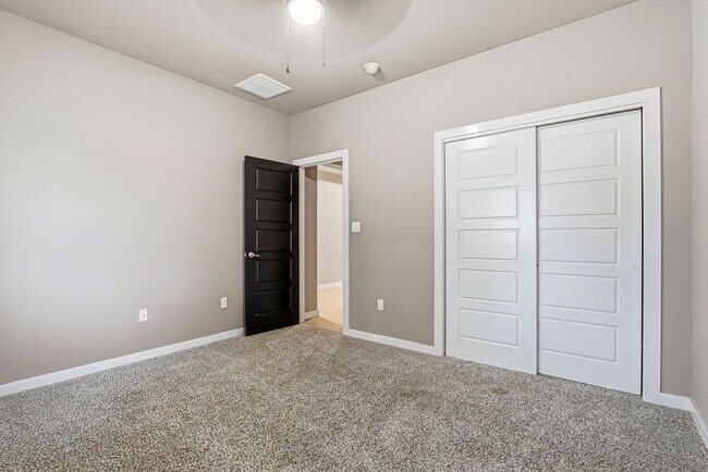 Foto del edificio - BEAUTIFUL FAR EAST HOME RIGHT OFF I-10, PET FRIENDLY WITH NO BREED RESTRICTIONS