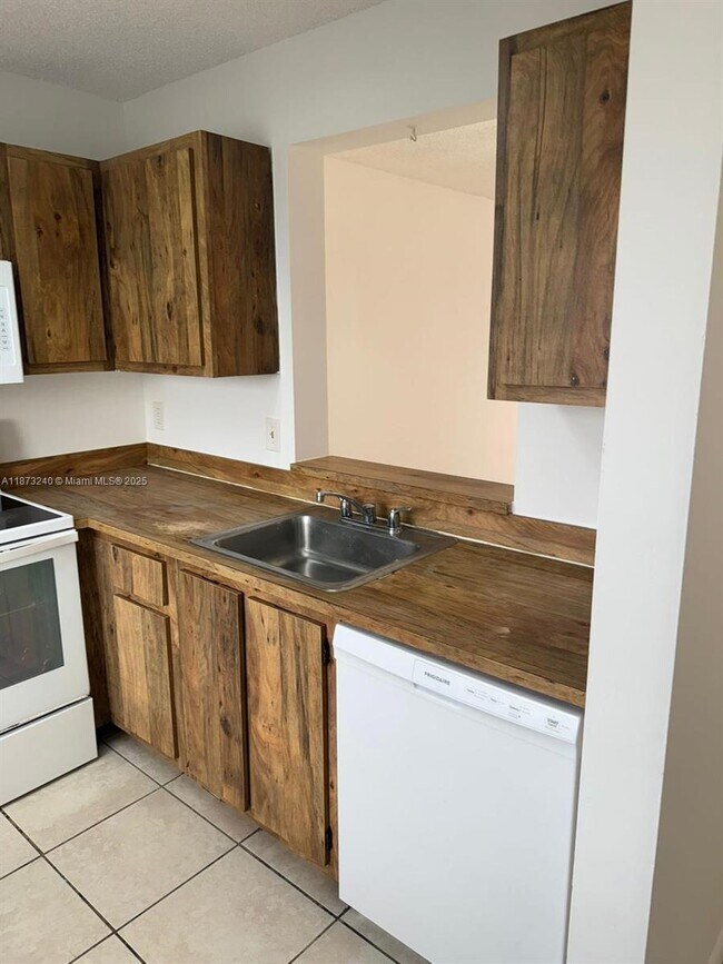 Foto del edificio - 8600 N Sherman Cir