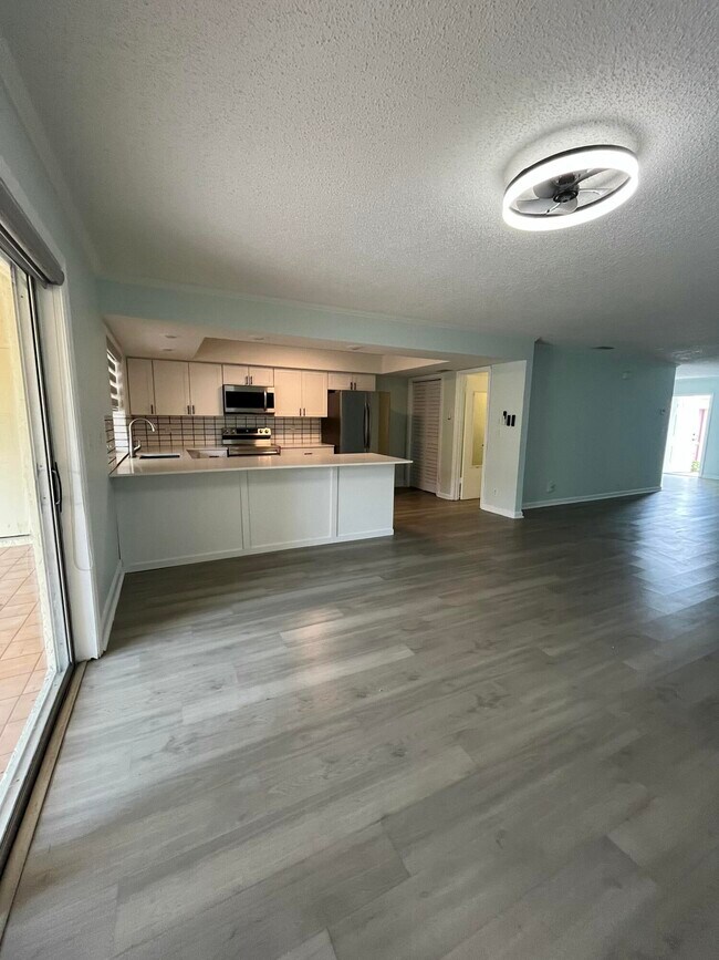Foto del edificio - 4305 Coral Springs Dr
