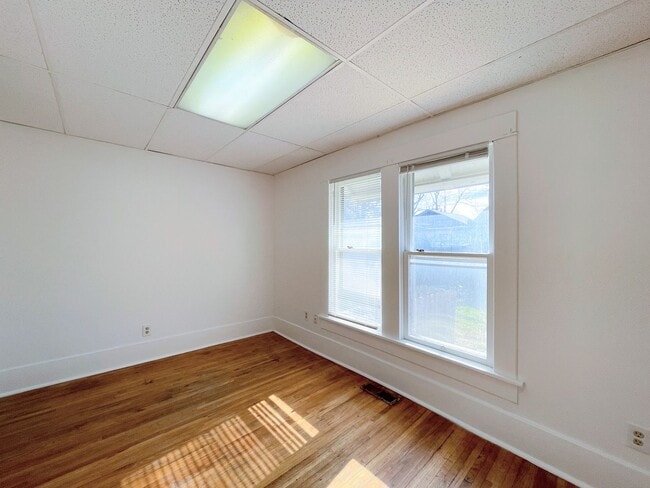 Building Photo - Cozy 2 bedroom home